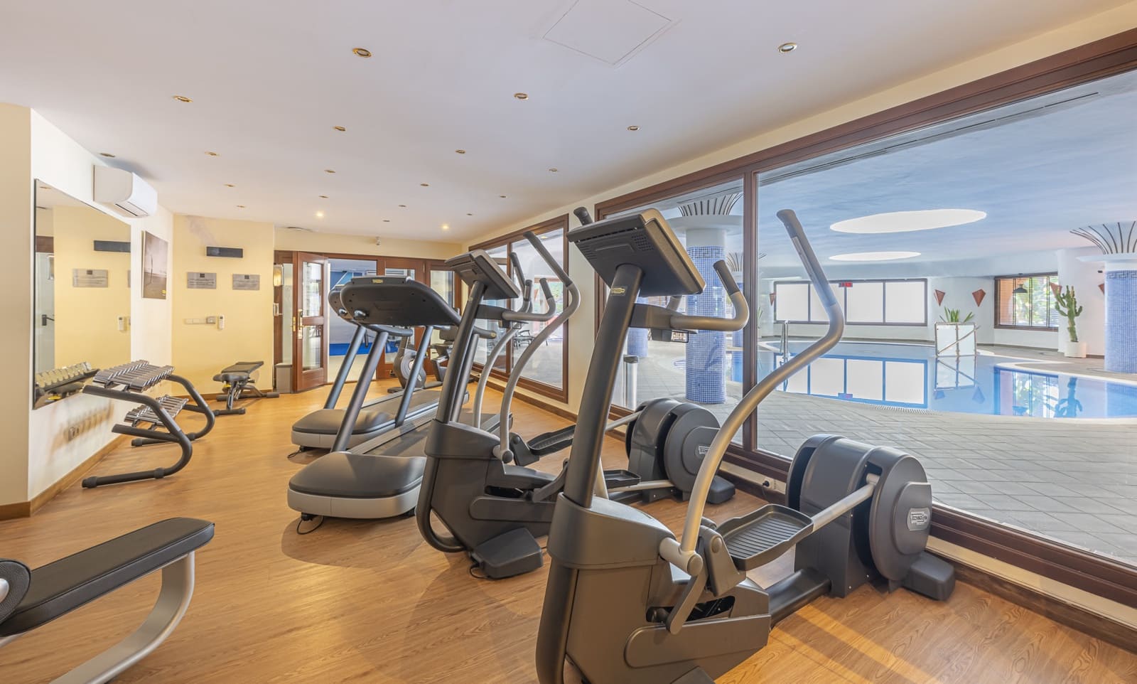 Ático de 3 habitaciones en Estepona en venta con piscina garaje - 4.995.000 € (Ref: 9799053)