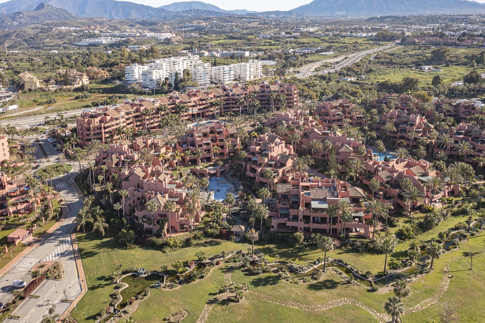 Ático de 3 habitaciones en Estepona en venta con piscina garaje - 4.995.000 € (Ref: 9799053)