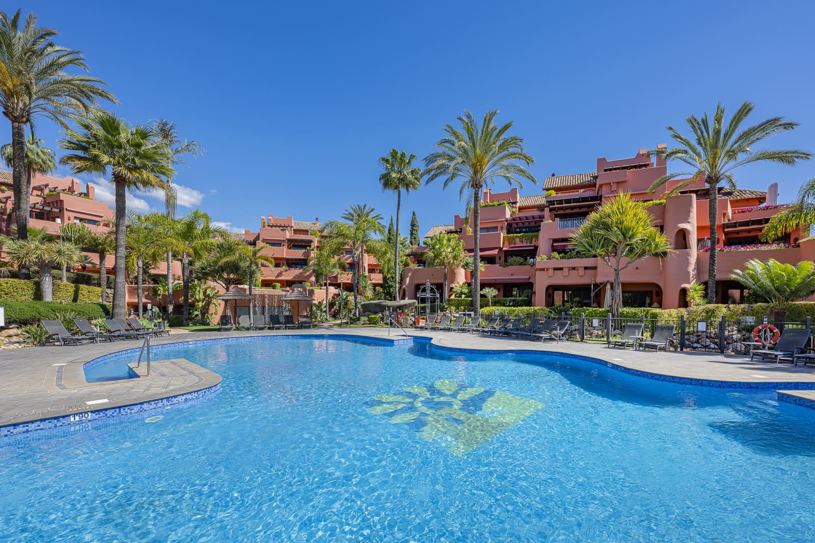 Ático de 3 habitaciones en Estepona en venta con piscina garaje - 4.995.000 € (Ref: 9799053)