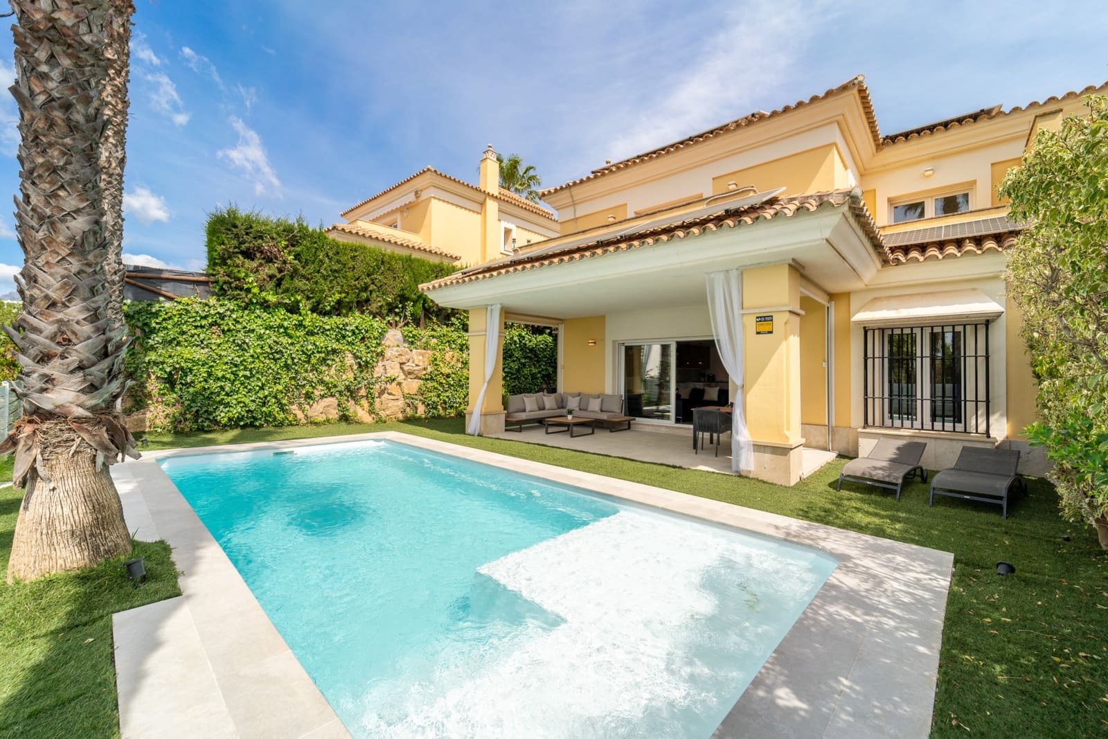 4 bedroom Semi-detached Villa for sale in Marbella with pool garage - € 1,485,000 (Ref: 9806301)