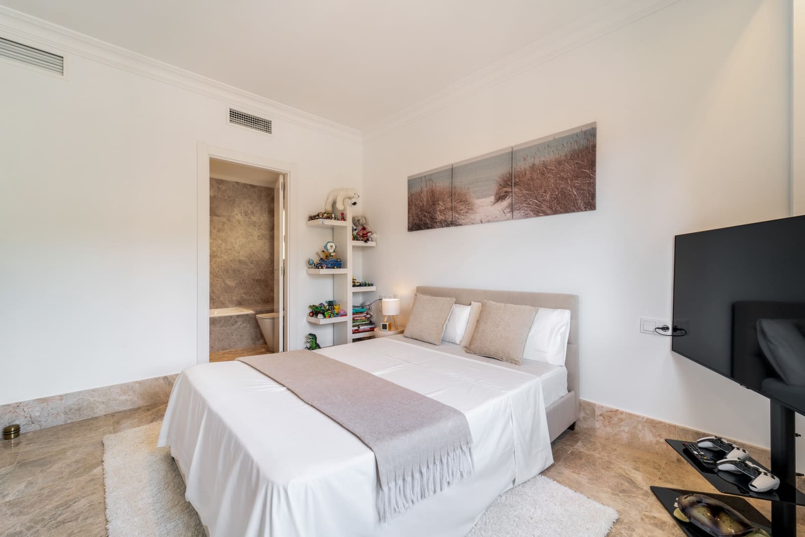 4 bedroom Semi-detached Villa for sale in Marbella with pool garage - € 1,485,000 (Ref: 9806301)