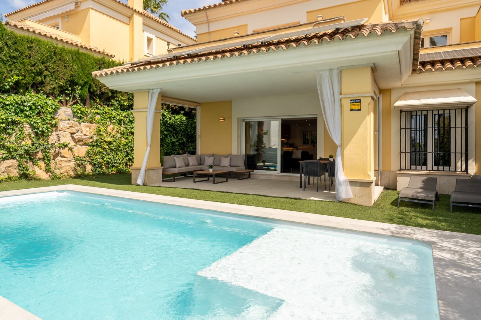 4 bedroom Semi-detached Villa for sale in Marbella with pool garage - € 1,495,000 (Ref: 9806301)