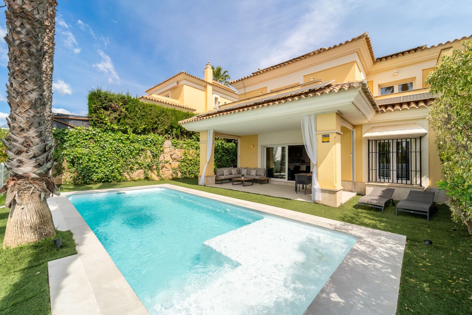4 bedroom Semi-detached Villa for sale in Marbella with pool garage - € 1,495,000 (Ref: 9806301)