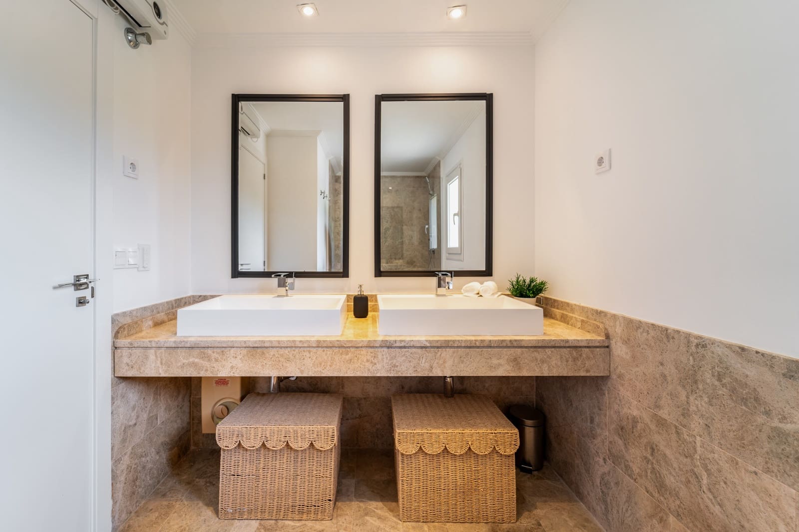 4 bedroom Semi-detached Villa for sale in Marbella with pool garage - € 1,495,000 (Ref: 9806301)