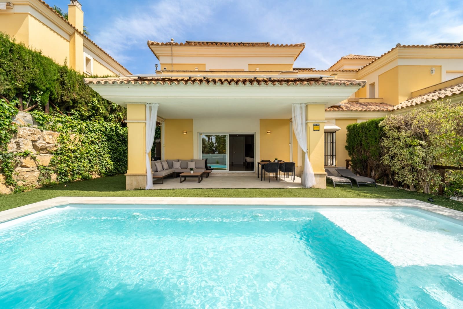 4 bedroom Semi-detached Villa for sale in Marbella with pool garage - € 1,495,000 (Ref: 9806301)