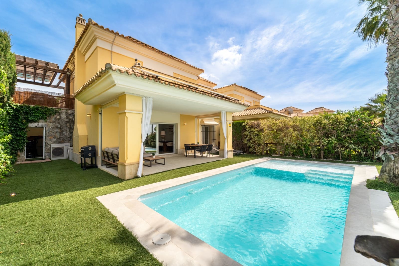 4 bedroom Semi-detached Villa for sale in Marbella with pool garage - € 1,495,000 (Ref: 9806301)