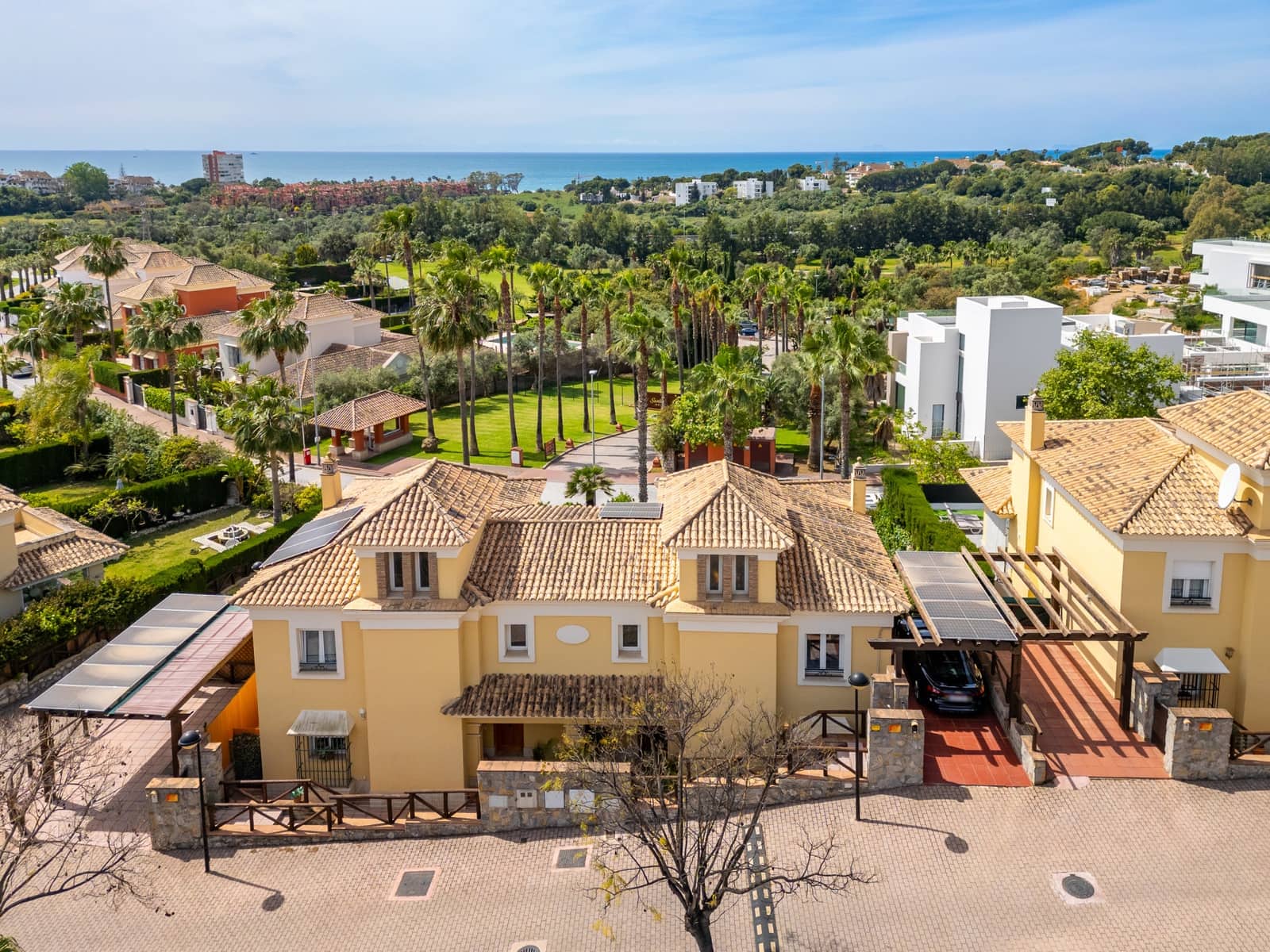 4 bedroom Semi-detached Villa for sale in Marbella with pool garage - € 1,495,000 (Ref: 9806301)