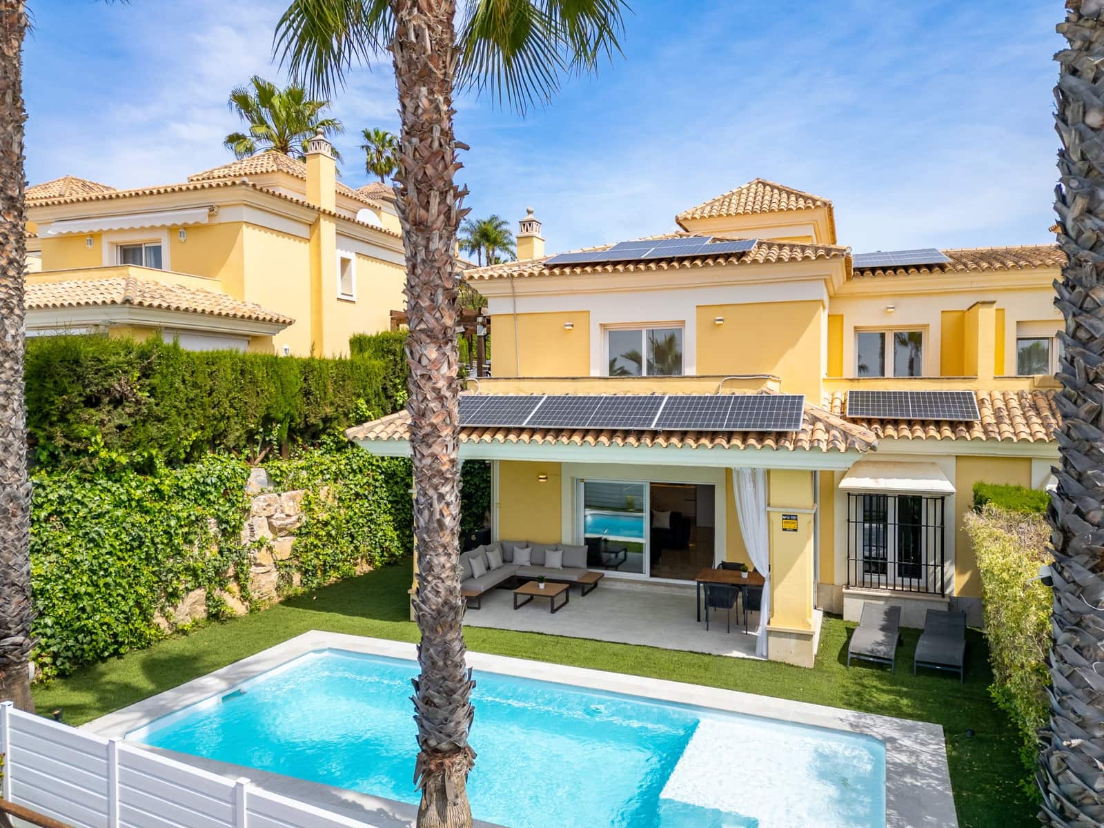 4 bedroom Semi-detached Villa for sale in Marbella with pool garage - € 1,495,000 (Ref: 9806301)