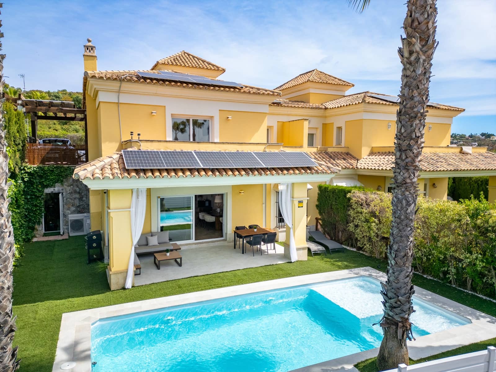 4 bedroom Semi-detached Villa for sale in Marbella with pool garage - € 1,495,000 (Ref: 9806301)
