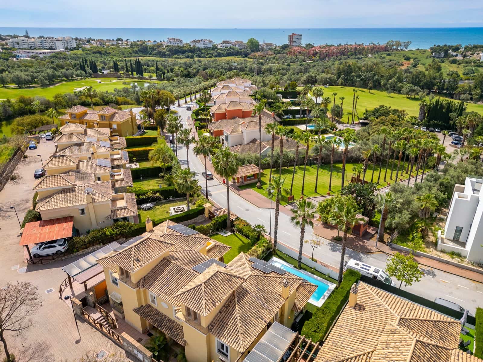 4 bedroom Semi-detached Villa for sale in Marbella with pool garage - € 1,495,000 (Ref: 9806301)