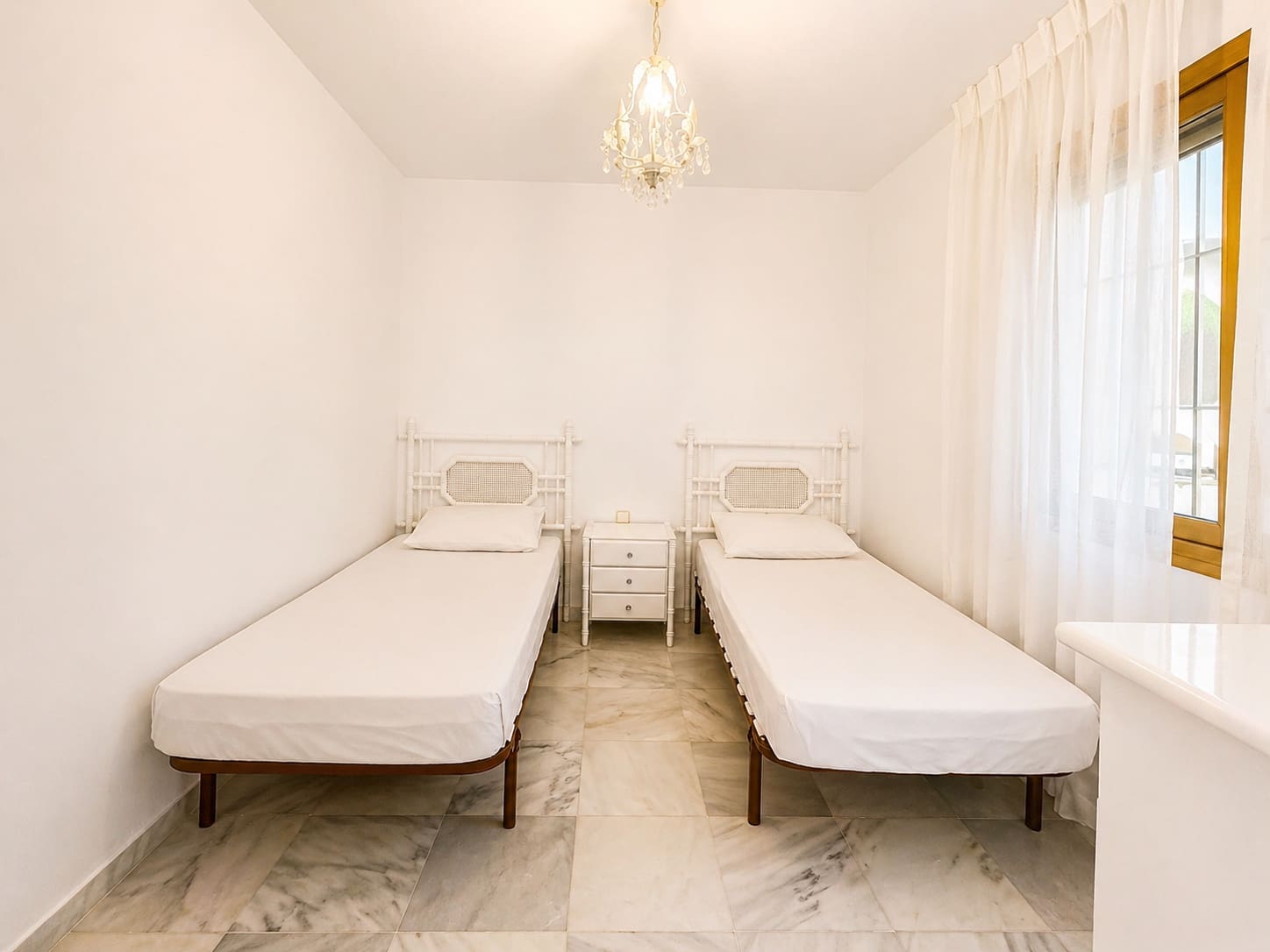 2 makuuhuone Huoneisto vuokrattavana paikassa Nueva Andalucia mukana uima-altaan 
autotalli - 1 950 € (Ref: 9816239)