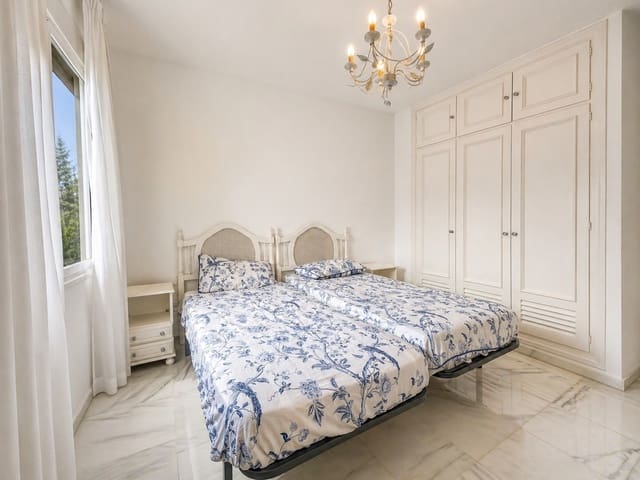 2 makuuhuone Huoneisto vuokrattavana paikassa Nueva Andalucia, Marbella mukana uima-altaan 
autotalli - 1 950 € (Ref: 9816239)
