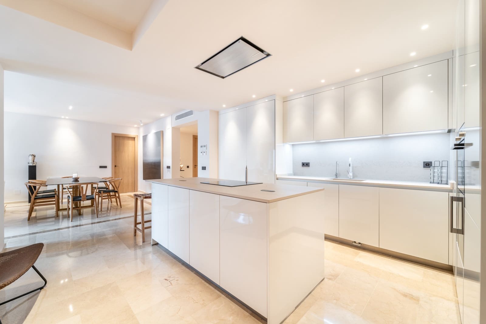 3 bedroom Apartment for holiday rental in Marbella with pool garage - € 6,000 (Ref: 9824140)