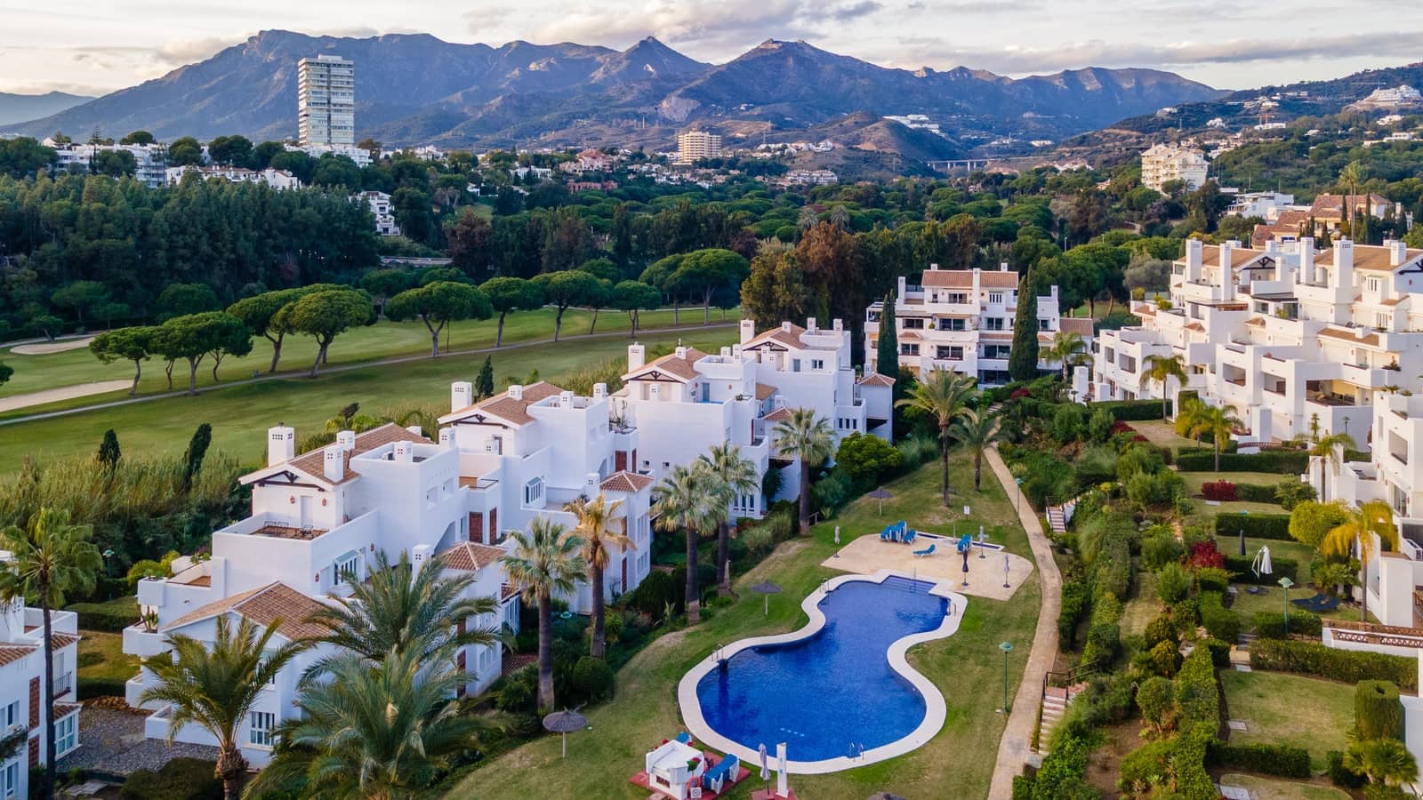 3 bedroom Apartment for holiday rental in Marbella with pool garage - € 6,000 (Ref: 9824140)