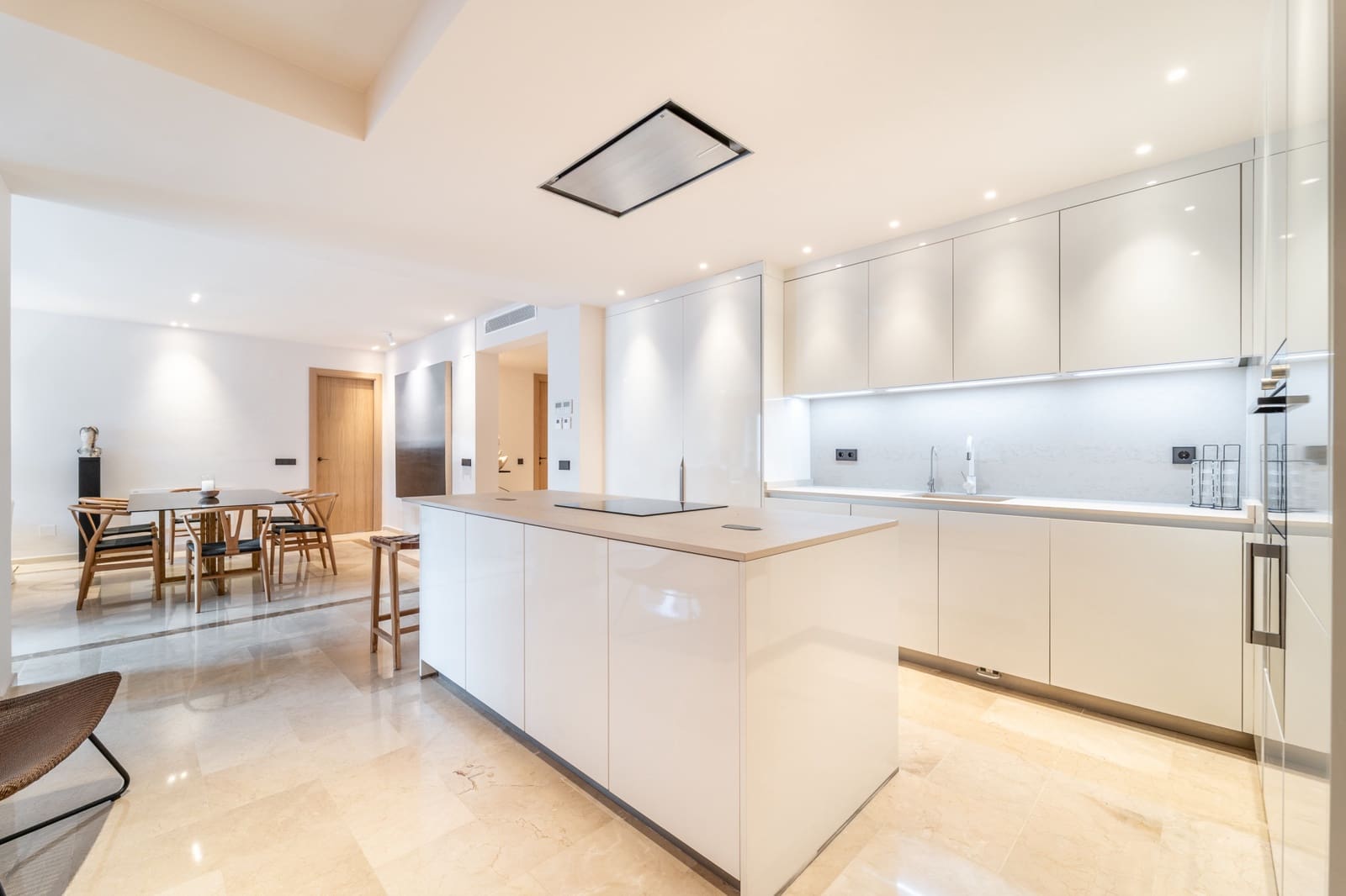 3 bedroom Apartment for holiday rental in Marbella with pool garage - € 6,000 (Ref: 9824140)