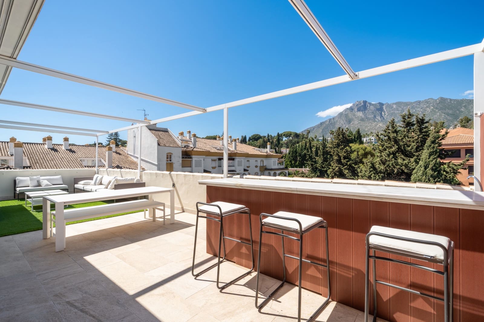 4 bedroom Penthouse for sale in Marbella with pool garage - € 1,190,000 (Ref: 9824806)