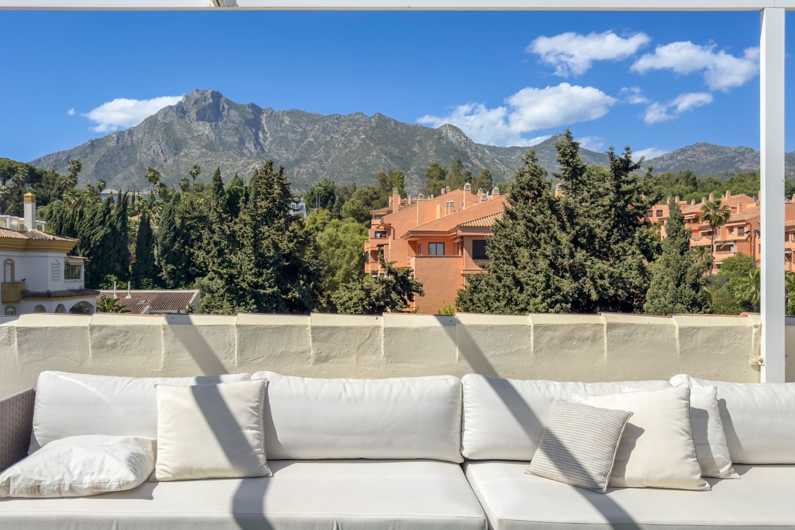 4 bedroom Penthouse for sale in Marbella with pool garage - € 1,190,000 (Ref: 9824806)