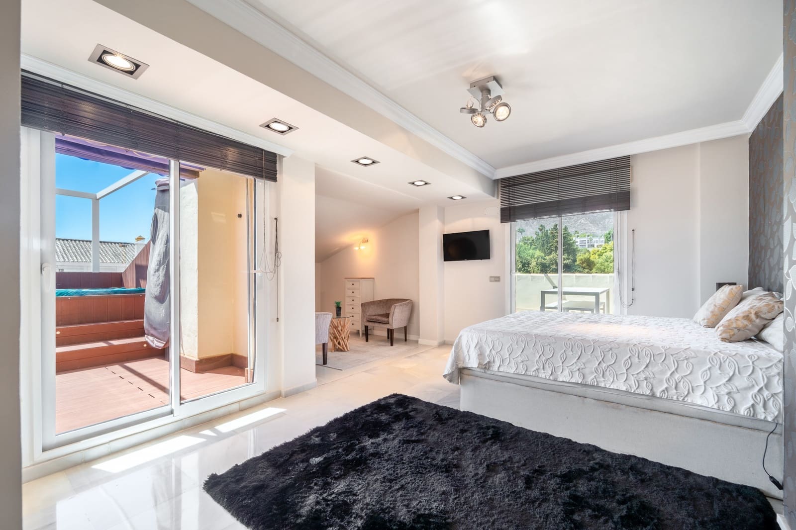 4 bedroom Penthouse for sale in Marbella with pool garage - € 1,190,000 (Ref: 9824806)
