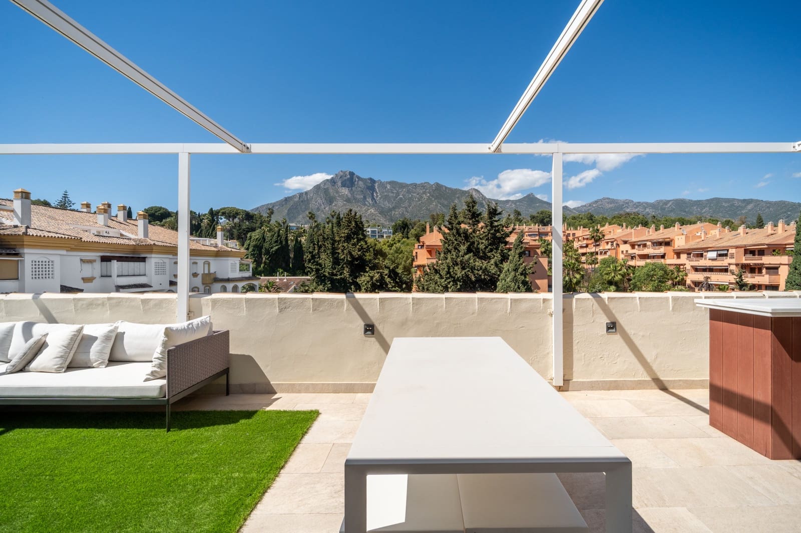 4 bedroom Penthouse for sale in Marbella with pool garage - € 1,190,000 (Ref: 9824806)