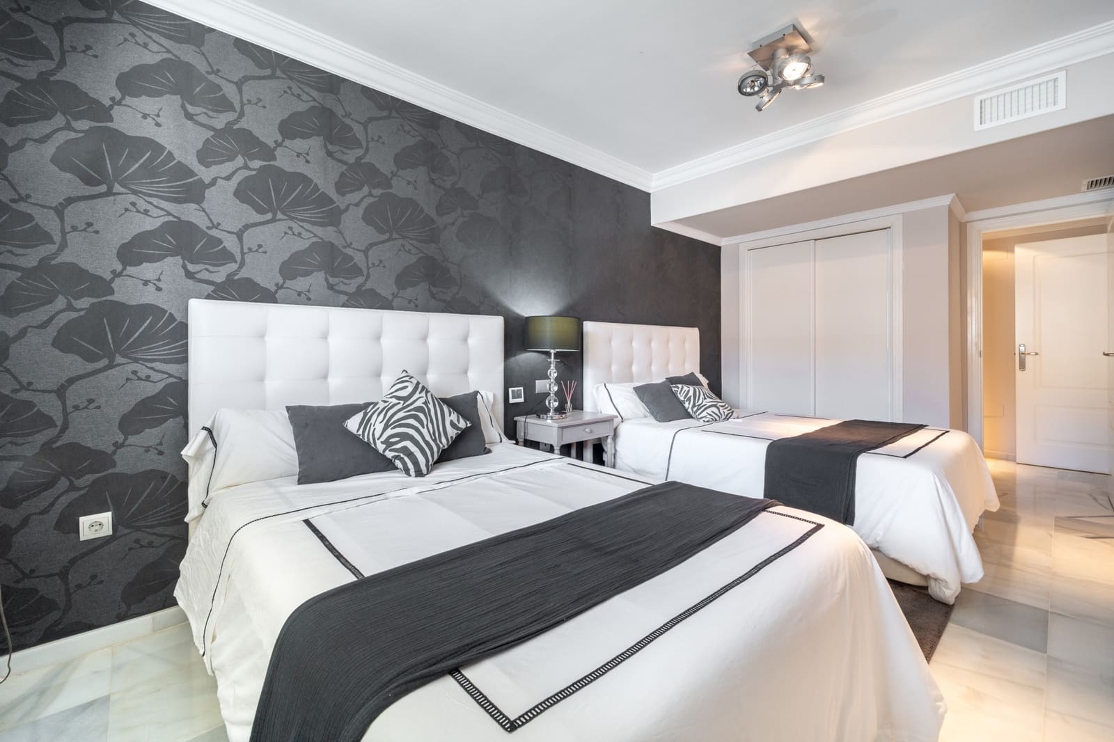 4 bedroom Penthouse for sale in Marbella with pool garage - € 1,190,000 (Ref: 9824806)
