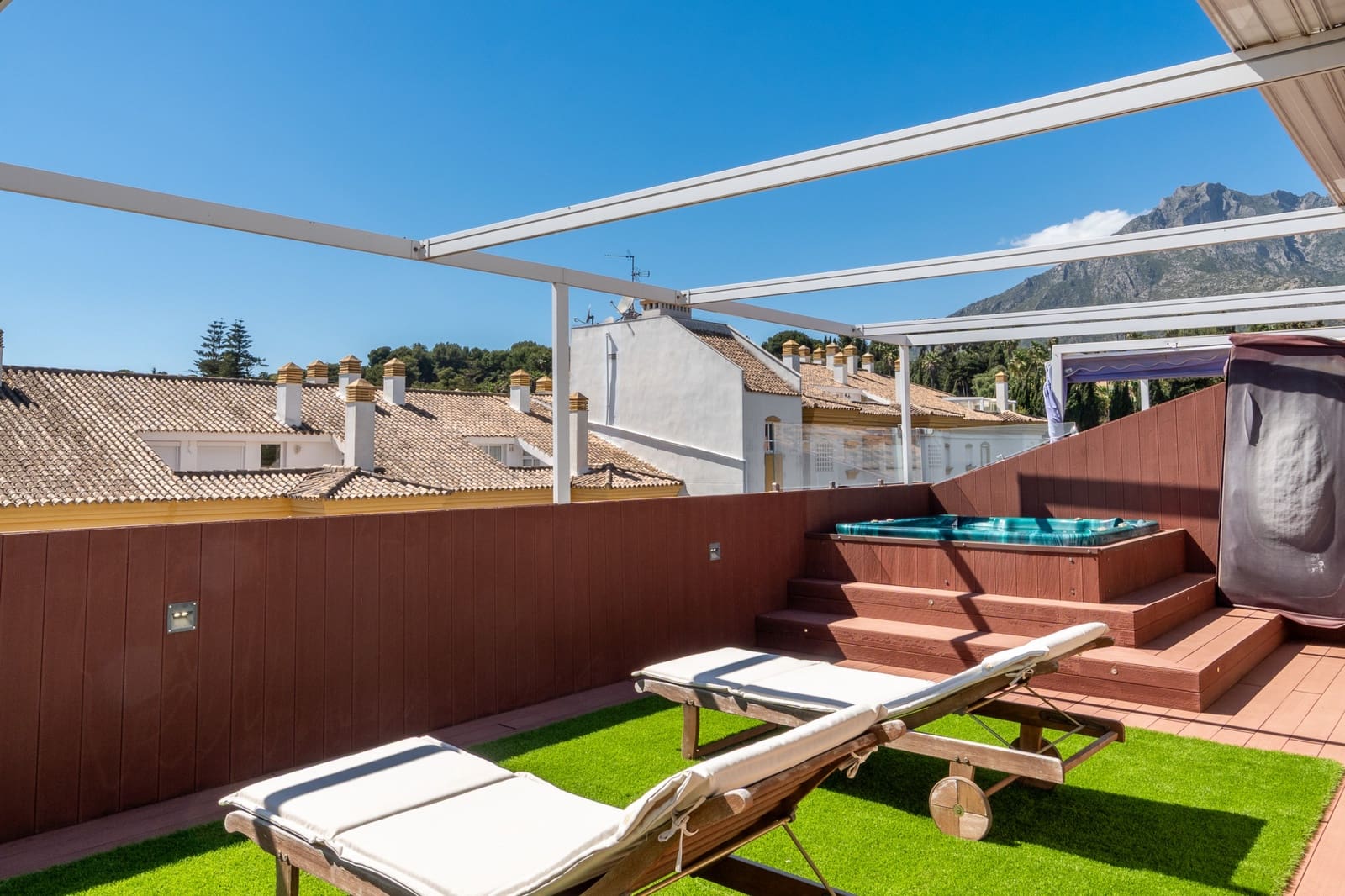 4 bedroom Penthouse for sale in Marbella with pool garage - € 1,190,000 (Ref: 9824806)