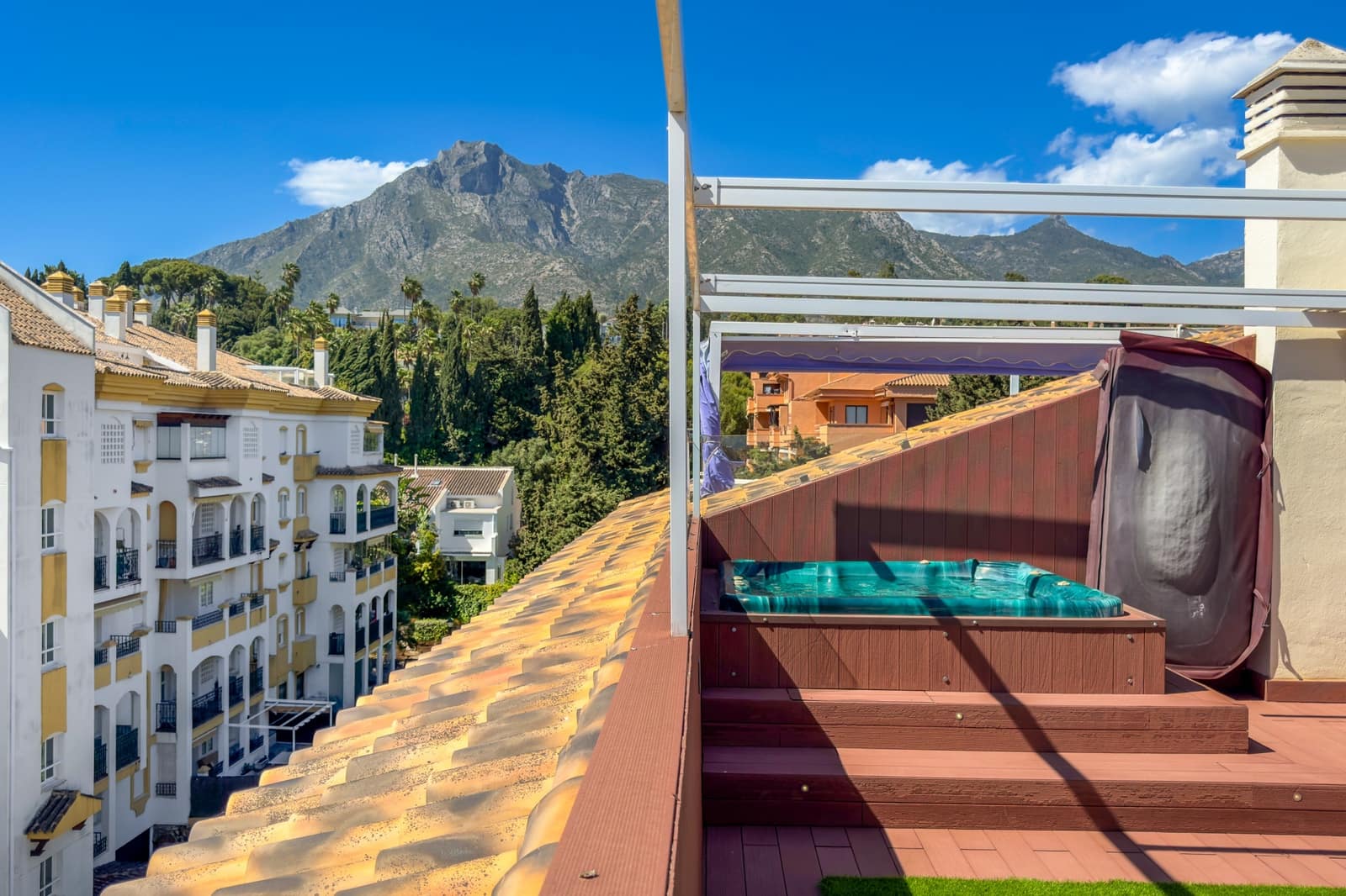 4 bedroom Penthouse for sale in Marbella with pool garage - € 1,190,000 (Ref: 9824806)