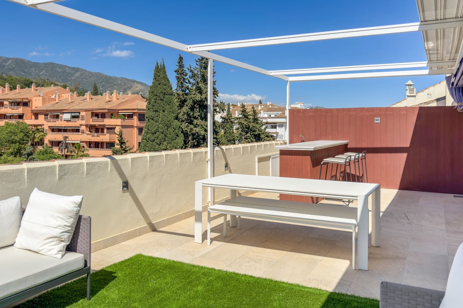 4 bedroom Penthouse for sale in Marbella with pool garage - € 1,190,000 (Ref: 9824806)