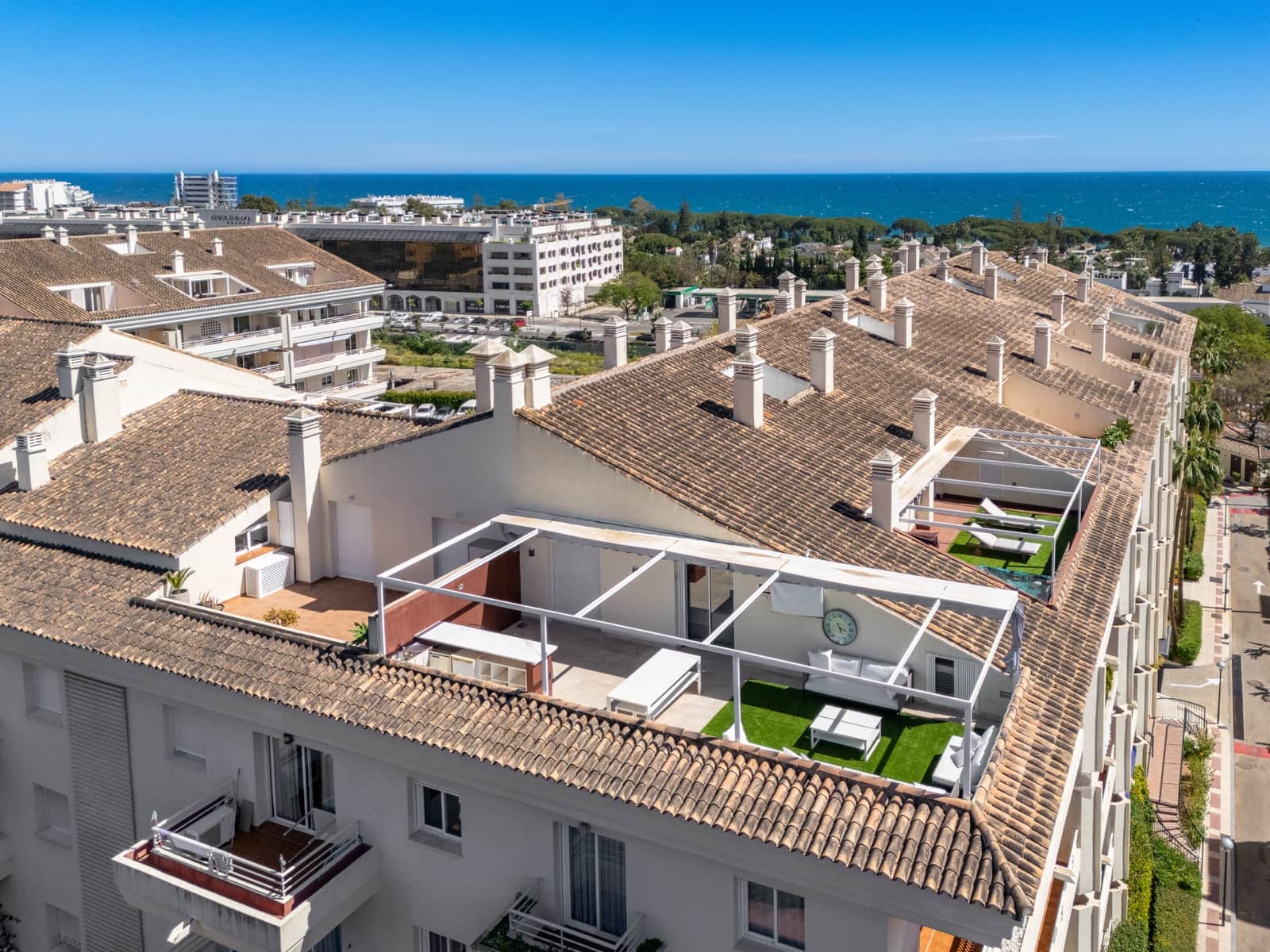 4 bedroom Penthouse for sale in Marbella with pool garage - € 1,190,000 (Ref: 9824806)