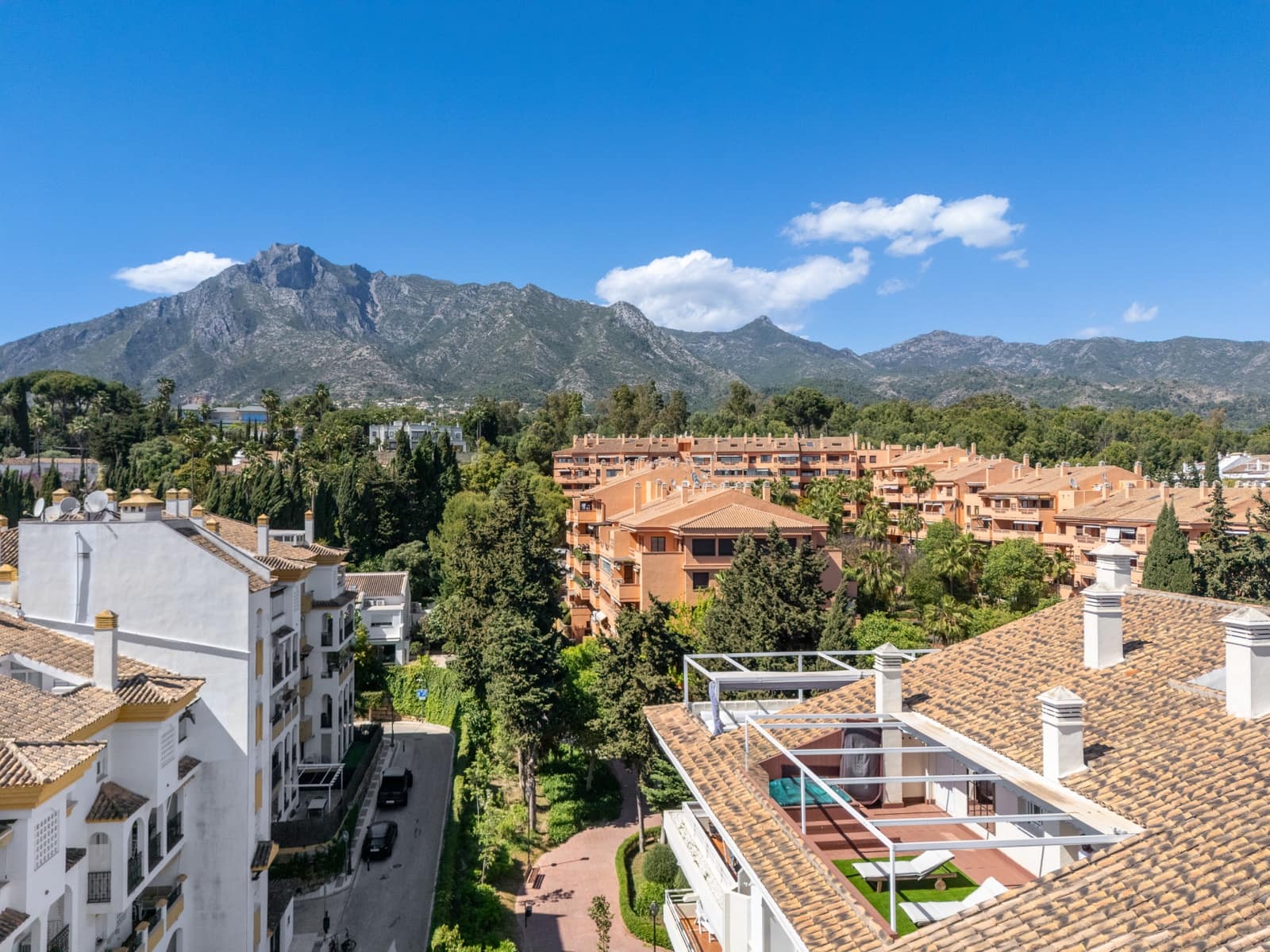 4 bedroom Penthouse for sale in Marbella with pool garage - € 1,190,000 (Ref: 9824806)
