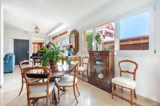 Chalet de 4 habitaciones en San Pedro de Alcantara, Marbella en venta con piscina garaje - 1.930.000 € (Ref: 9824807)