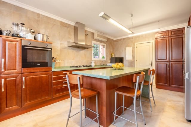 Chalet de 4 habitaciones en San Pedro de Alcantara, Marbella en venta con piscina garaje - 1.930.000 € (Ref: 9824807)