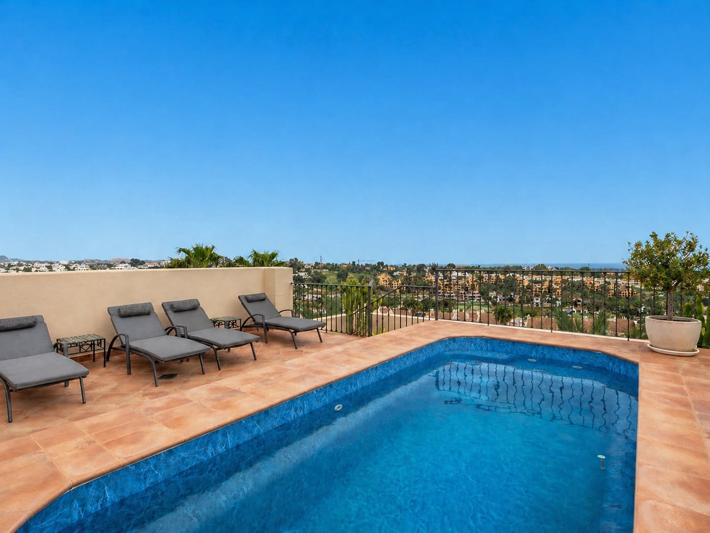 3 bedroom Penthouse for sale in El Paraiso with pool garage - € 1,595,000 (Ref: 9831084)