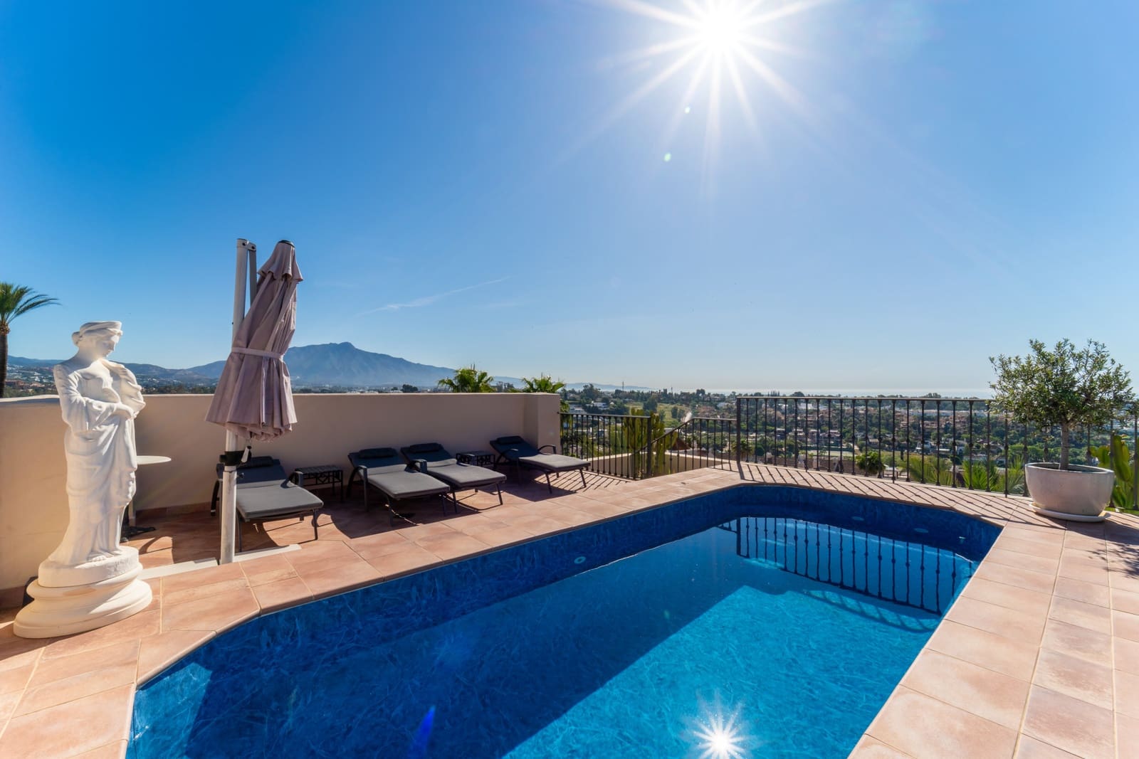 3 soveværelse Penthouse til salg i El Paraiso med swimmingpool garage - € 1.595.000 (Ref: 9831084)