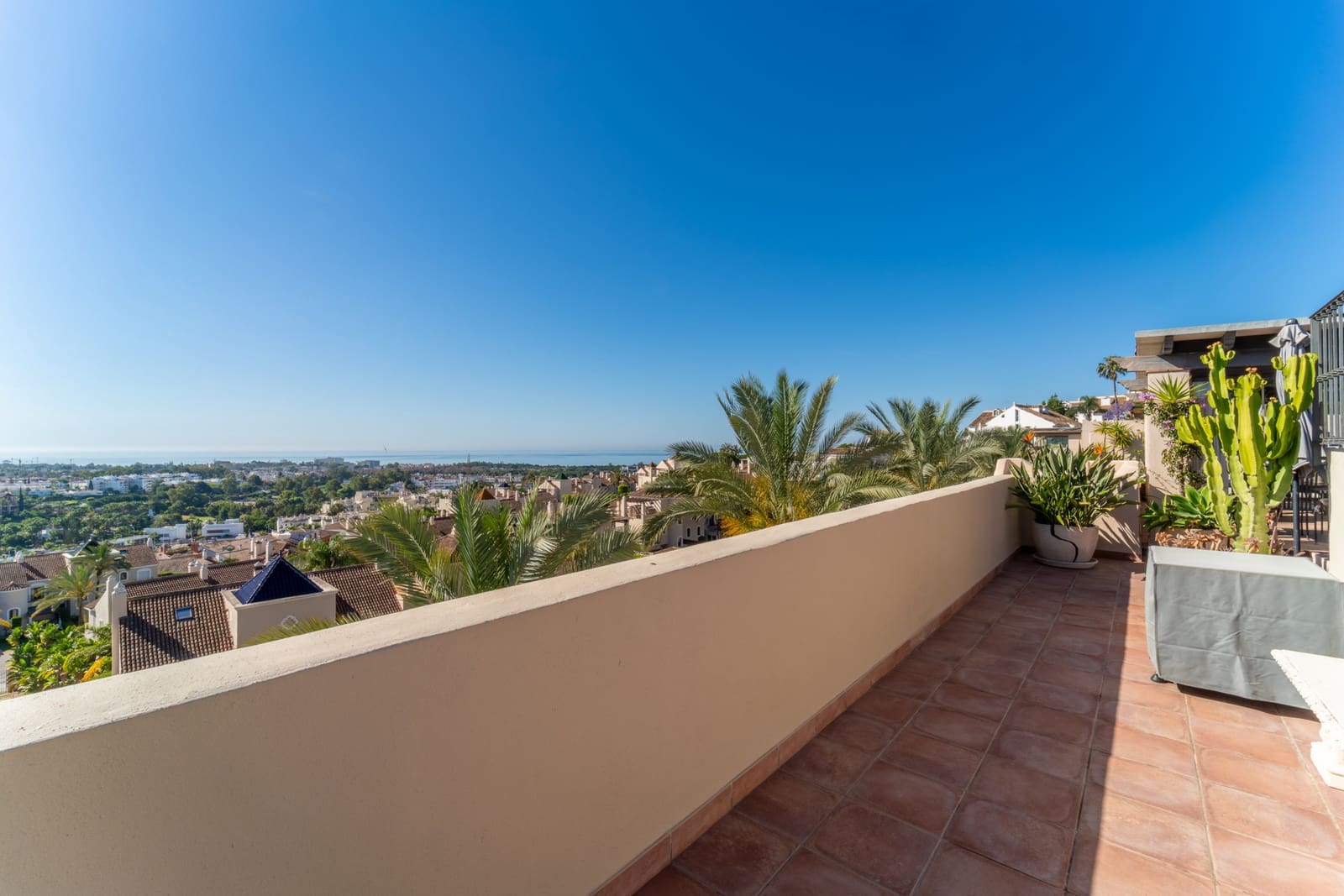 3 soveværelse Penthouse til salg i El Paraiso med swimmingpool garage - € 1.595.000 (Ref: 9831084)