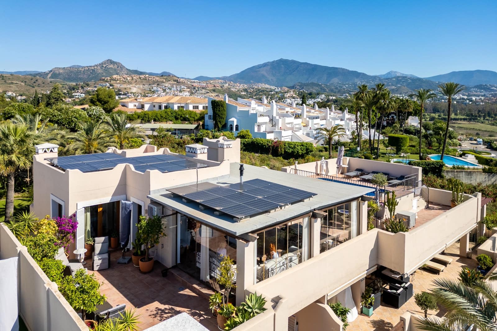 3 soveværelse Penthouse til salg i El Paraiso med swimmingpool garage - € 1.595.000 (Ref: 9831084)