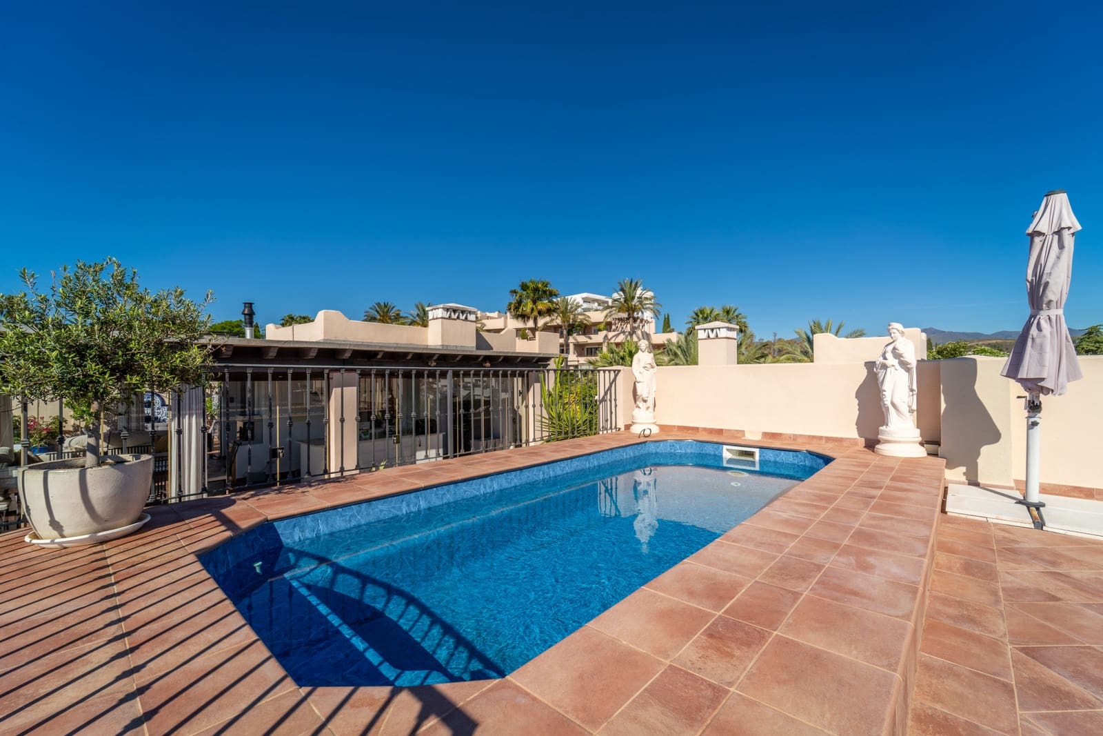 3 soveværelse Penthouse til salg i El Paraiso med swimmingpool garage - € 1.595.000 (Ref: 9831084)