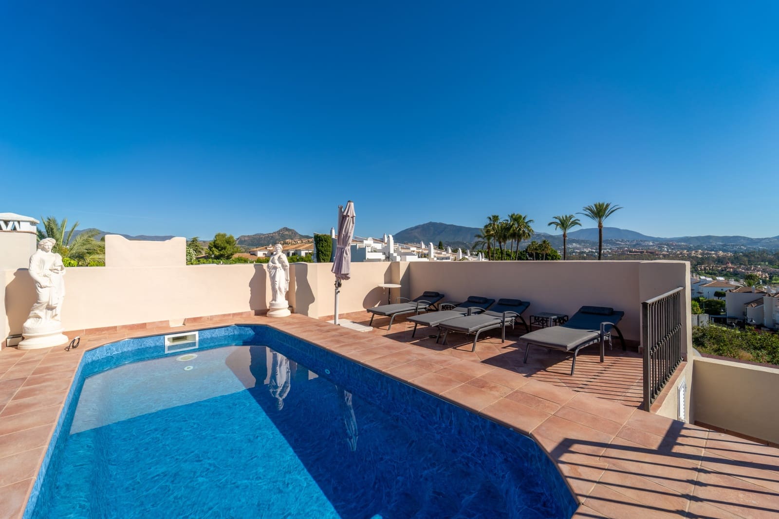 3 soveværelse Penthouse til salg i El Paraiso med swimmingpool garage - € 1.595.000 (Ref: 9831084)