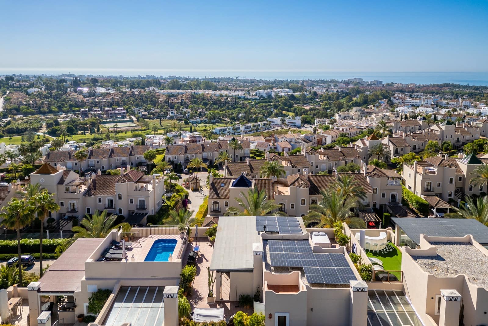 3 soveværelse Penthouse til salg i El Paraiso med swimmingpool garage - € 1.595.000 (Ref: 9831084)