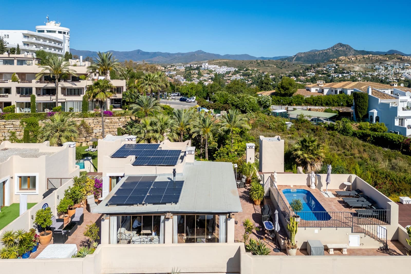 3 soveværelse Penthouse til salg i El Paraiso med swimmingpool garage - € 1.595.000 (Ref: 9831084)