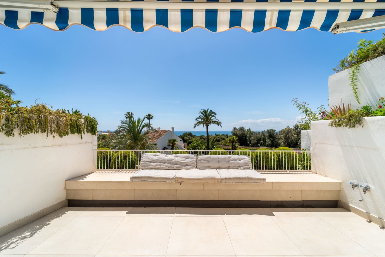 2 soveværelse Lejlighed til leje i Marbella med swimmingpool garage - € 4.000 (Ref: 9832285)