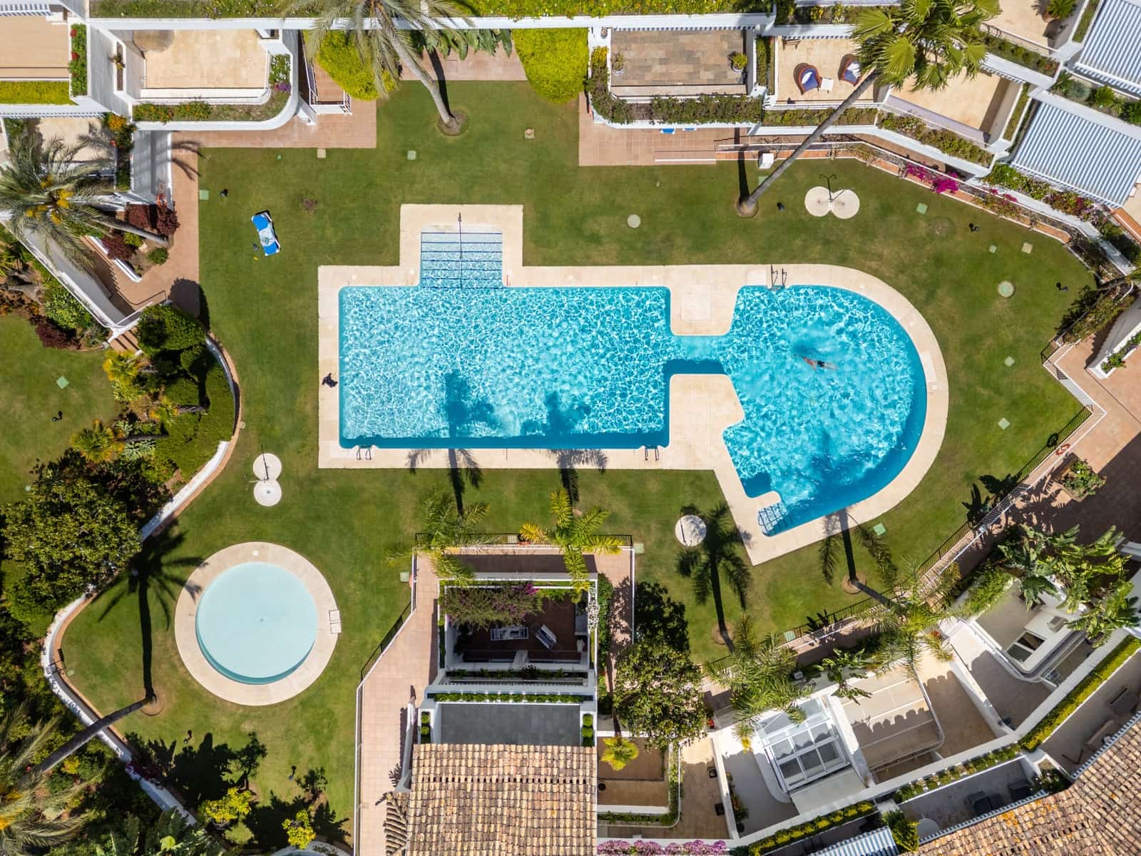2 soveværelse Lejlighed til leje i Marbella med swimmingpool garage - € 4.000 (Ref: 9832285)