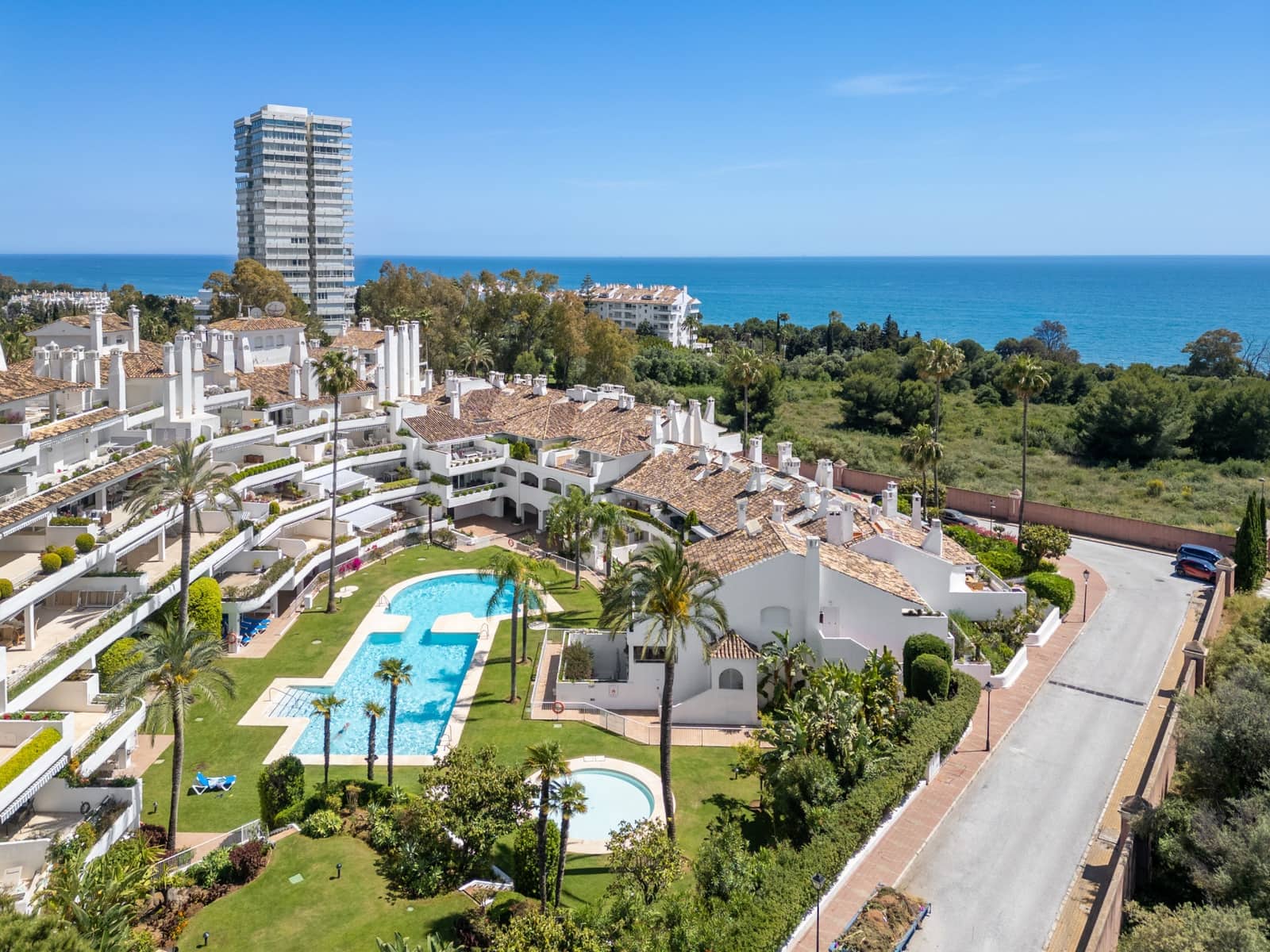 2 soveværelse Lejlighed til leje i Marbella med swimmingpool garage - € 4.000 (Ref: 9832285)