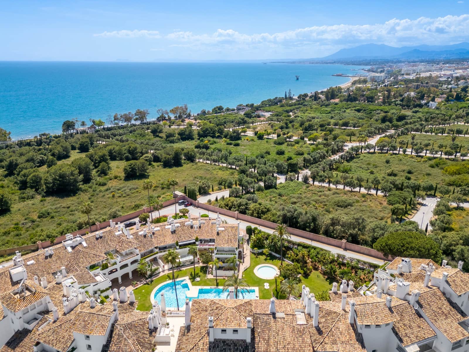2 soveværelse Lejlighed til leje i Marbella med swimmingpool garage - € 4.000 (Ref: 9832285)