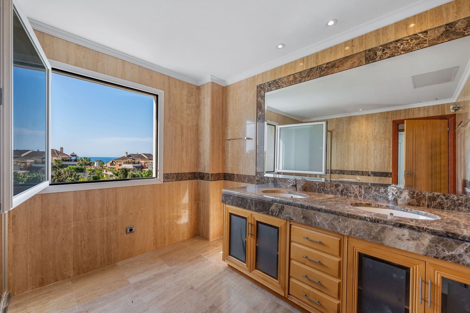 3 bedroom Apartment for sale in Marbella with pool garage - € 2,300,000 (Ref: 9833507)