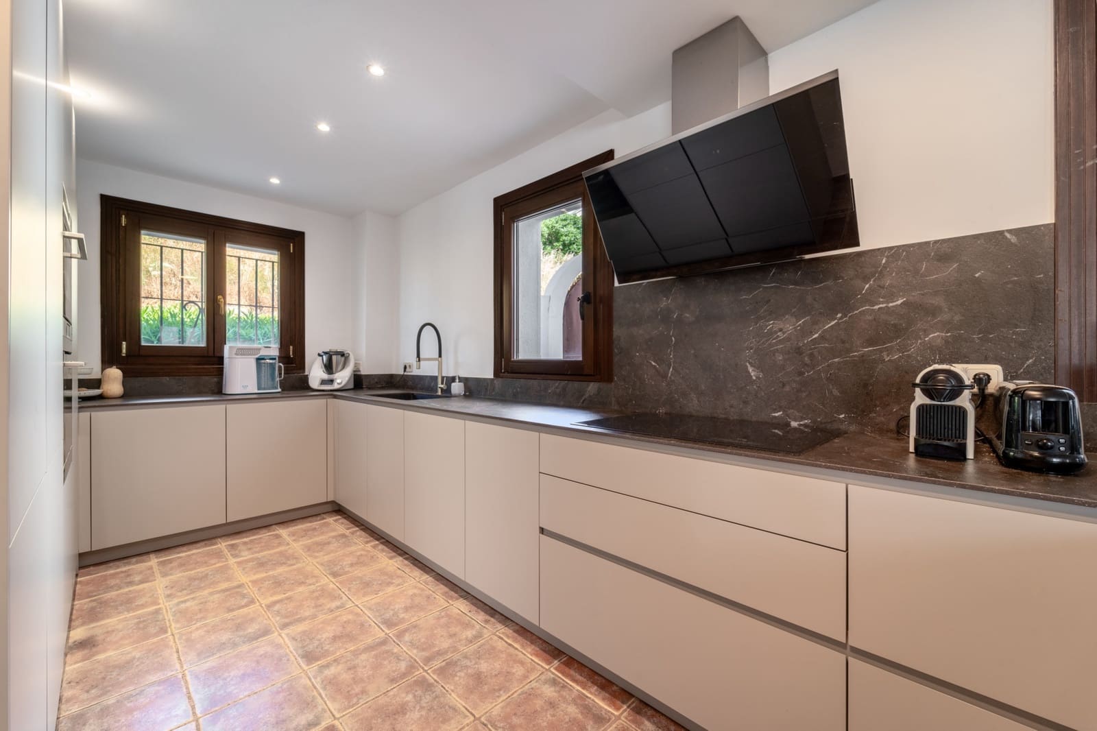 3 soveværelse Semi-Rækkehus til salg i Estepona med swimmingpool garage - € 749.000 (Ref: 9836216)