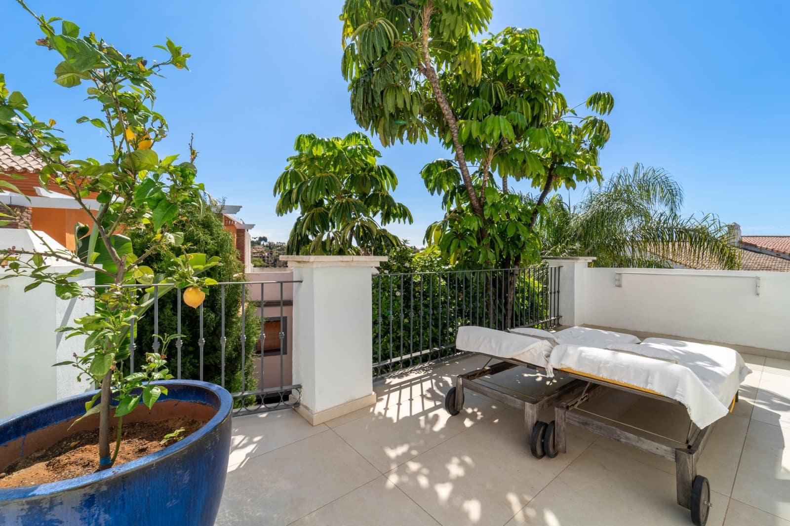 3 soveværelse Semi-Rækkehus til salg i Estepona med swimmingpool garage - € 749.000 (Ref: 9836216)