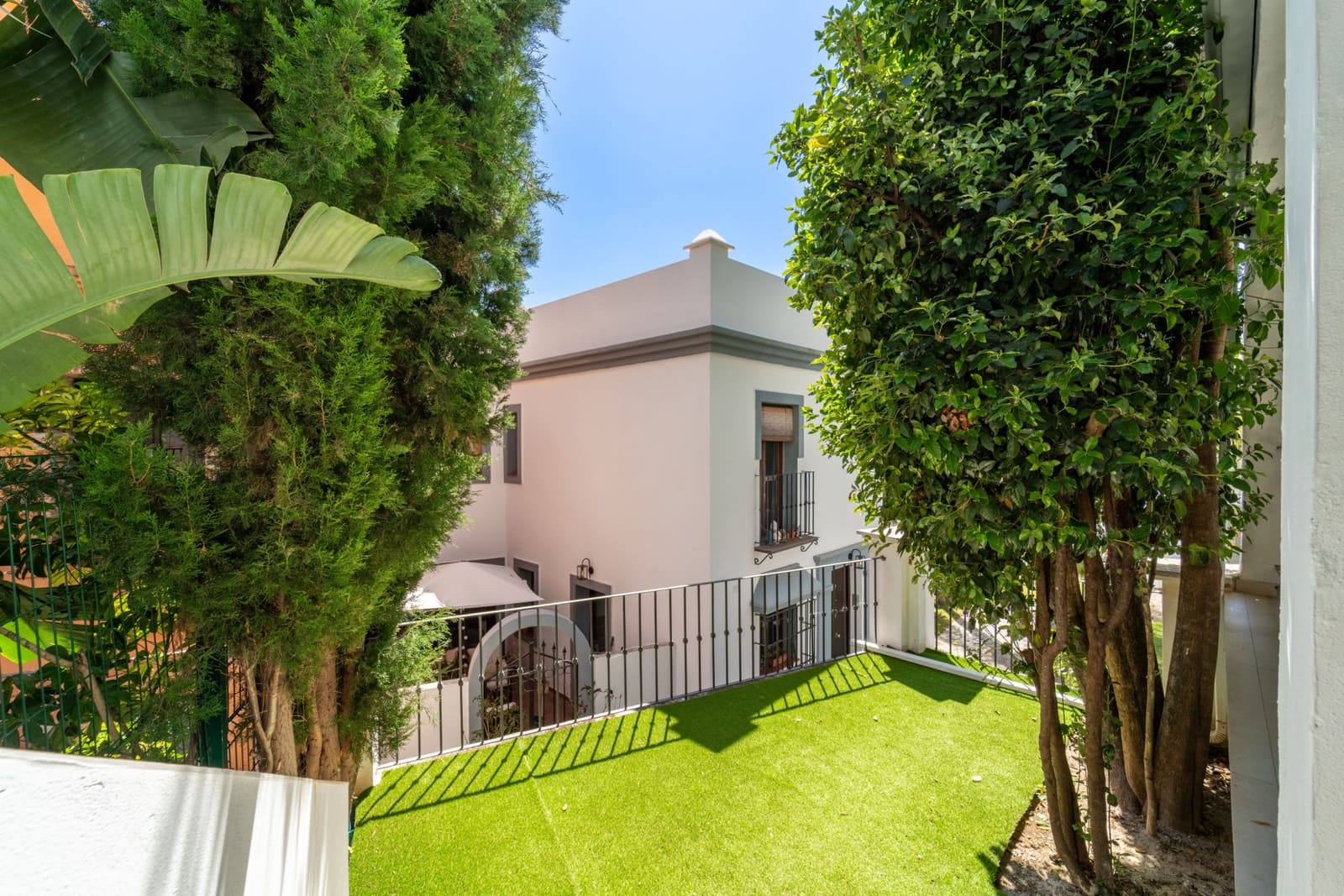 3 soveværelse Semi-Rækkehus til salg i Estepona med swimmingpool garage - € 749.000 (Ref: 9836216)