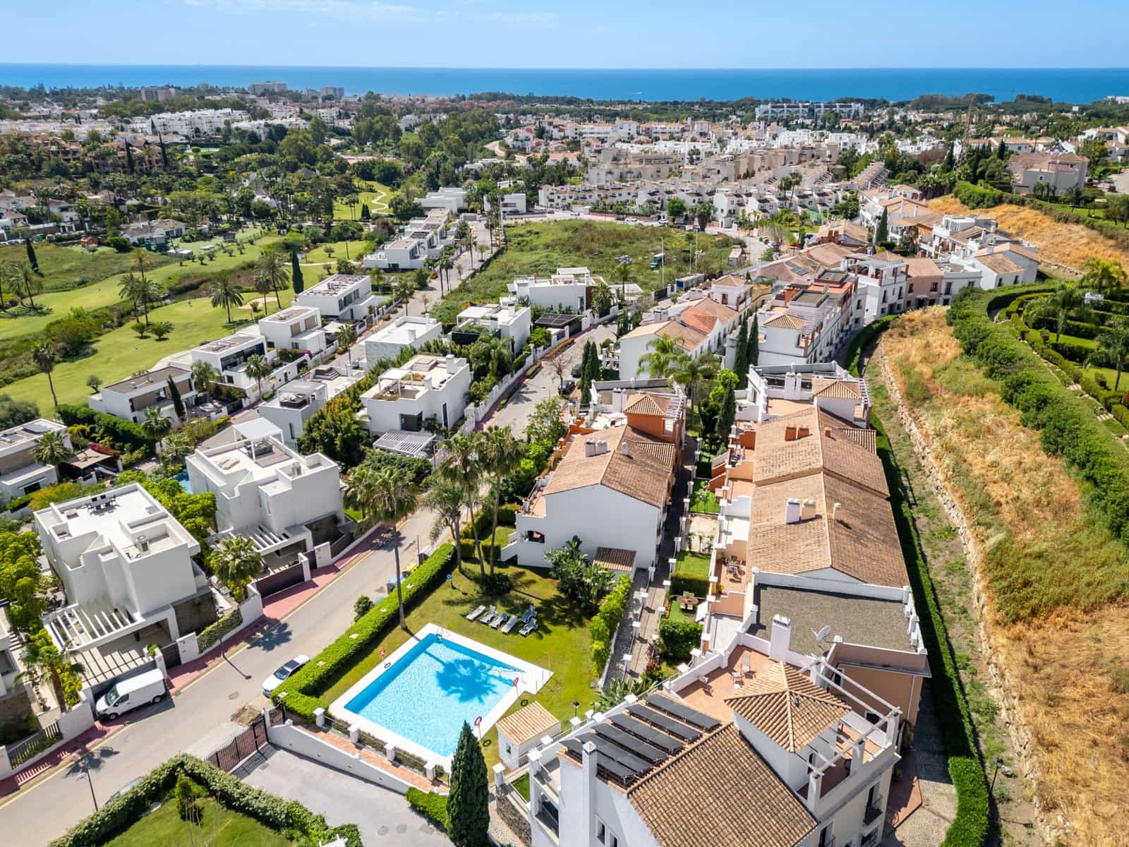 3 soveværelse Semi-Rækkehus til salg i Estepona med swimmingpool garage - € 749.000 (Ref: 9836216)