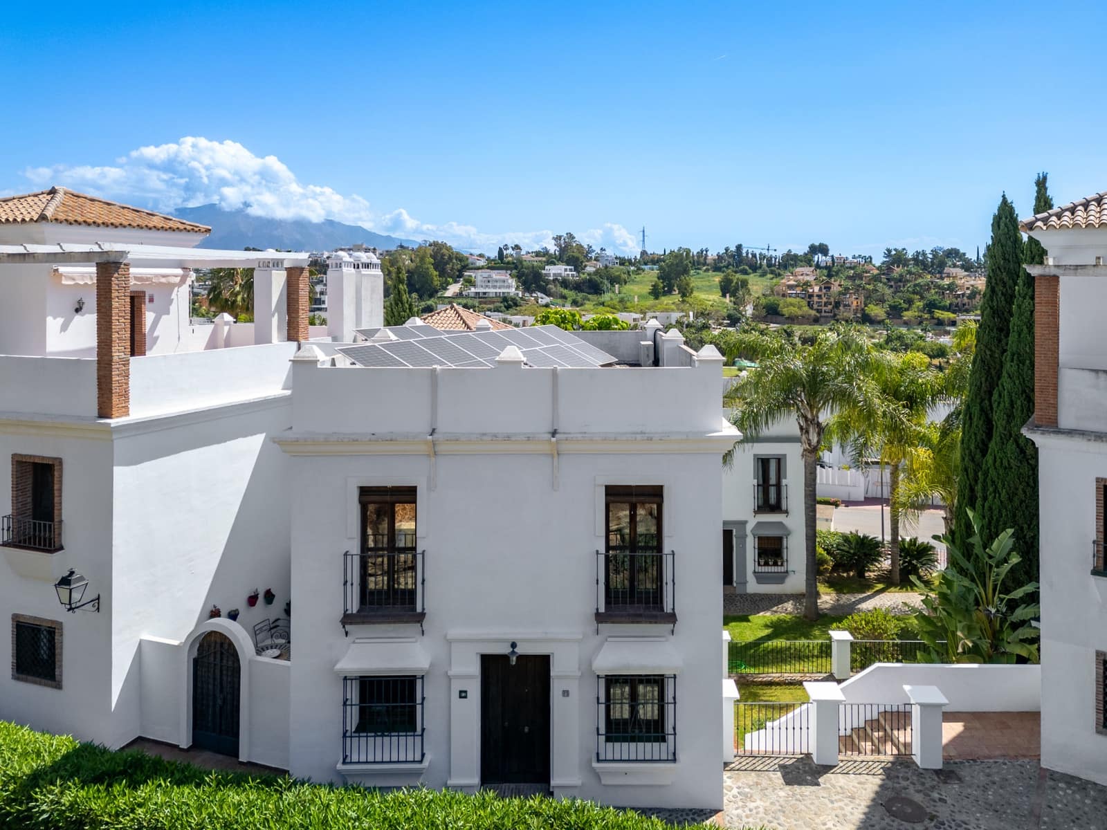 3 soveværelse Semi-Rækkehus til salg i Estepona med swimmingpool garage - € 749.000 (Ref: 9836216)