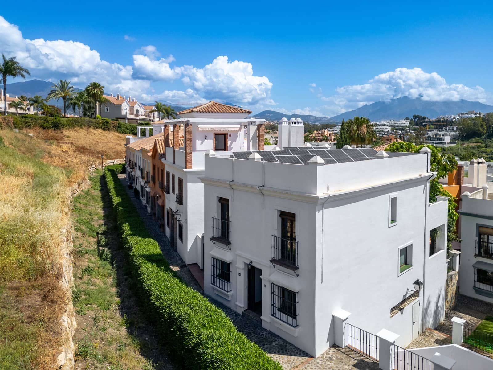 3 soveværelse Semi-Rækkehus til salg i Estepona med swimmingpool garage - € 749.000 (Ref: 9836216)